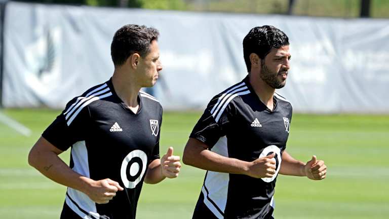 Rayados de Monterrey quiere reunir a Vela y Chicharito en su plantilla